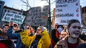 Schüler, Lehrer und Eltern protestieren für Klimaschutz