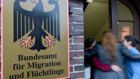 Verfassungsschutz soll Asylbewerber stärker überprüfen