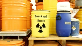 Mit Panzersperre und Dekon-Zug