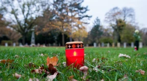 Kerzen an Grabstätten stellen Brandgefahr auf Friedhöfen dar