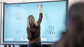 Konzentriert am Tablet