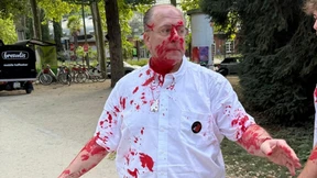 Jüdische Aktivisten mit roter Farbe attackiert