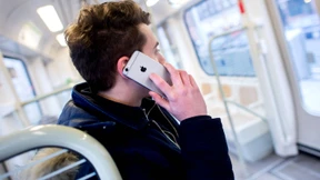 Handy im Mund statt Knopf im Ohr