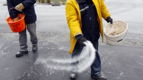 Russischer Winterdienst verteilt Streugut mit Knochen