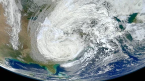 Hurrikans bewegen die Erde