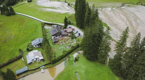 Erdrutsch nach Unwettern zerstört mehrere Häuser