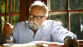 Hören, wie der Tau im Gras perlt