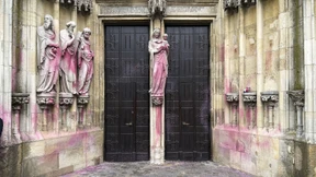 Exkremente in Weihwasserbecken und Beichtstühlen