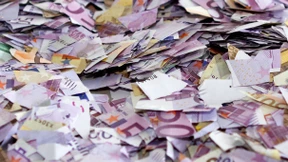 Altersdemente Frau zerschneidet Geld - wer zahlt?