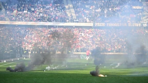 Pyrotechnik, Tennisbälle – und eine Ministerin im Fadenkreuz