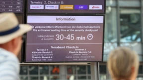 Klima-Aktivisten blockieren Hamburger Flughafen