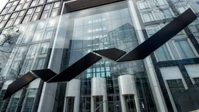 Dax dämmt Verluste vor G-7-Gipfel deutlich ein