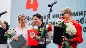 Eine Frau fordert Lukaschenka heraus