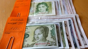 Deutsche horten noch immer fast 13 Milliarden D-Mark