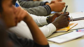 Jugendliche auf dem Stand von Erstklässlern