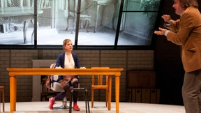 Die Unterrichtsstunde als Liebeskomödie: Düggelin inszeniert Ionesco in Basel