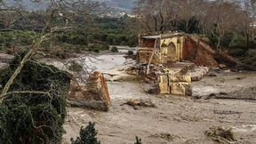 Brücke hält Wassermassen nicht stand