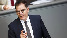 Entwicklungsminister Müller fordert Verzicht auf Mikroplastik in Shampoos