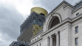 Buchstaben über der Stadt