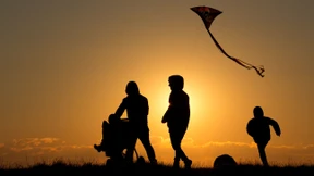 Mehr Elterngeld, wenn Väter länger aussetzen