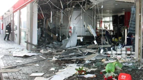 Kleinlaster fährt in Autobahn-Tankstelle