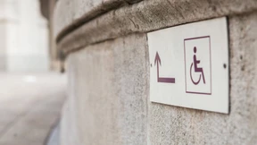 Plötzlich versperren drei Stufen den Weg