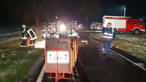 Autofahrer fährt im Emsland in Menschengruppe