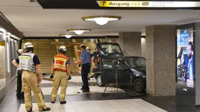 Auto fährt Treppe zur U-Bahn hinunter