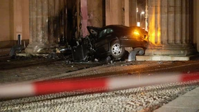 Auto rast in Brandenburger Tor – Fahrer stirbt