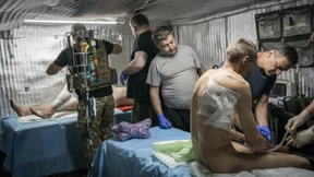 In der Dämmerung kommen die Kriegsversehrten