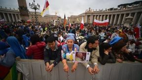 Zehntausende strömen zum Vatikan