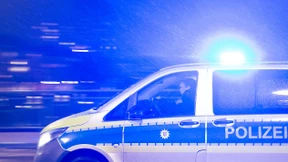 Gesperrte Straßen wegen Schnee und Glätte – Mann von Auto erfasst