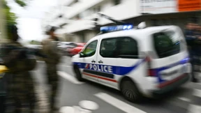 Mehr als hundert Bewaffnete attackieren Fahrzeuge und Polizisten