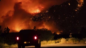 Einsatzkräfte im Kampf gegen rund 200 Waldbrände