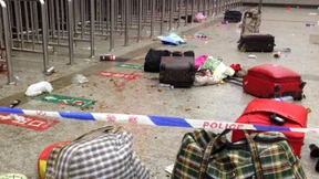 Messerstecher töten dutzende Menschen in Bahnhof