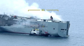 Vorbereitung zum Abschleppen des brennenden Frachters laufen