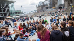 Schüler üben schon mal den „typischen Blockadesitz“