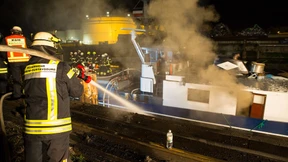 Schiffsbrand löst Großeinsatz am Rhein aus