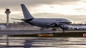 Flugzeug mit China-Rückkehrern in Frankfurt gelandet