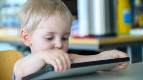 Schau mal, Kind: ein Buch, kein Tablet!