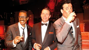 Drei Männer in Maßanzügen machen Party