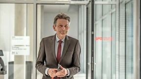 Alle stehen hinter ihm