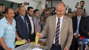 Türken beziehen vor Auszählungsbüros Stellung