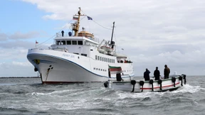 Manövrierunfähige Helgolandfähre erreicht Festland