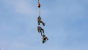 Polizei holt die Fahne der Besetzer ein