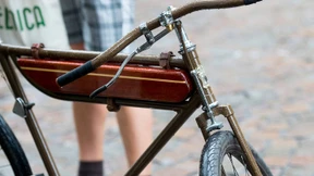 Mit Staubbrille und Holzsattel