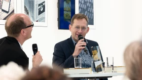 Die Fäden führen zum Weltenerfinder schlechthin