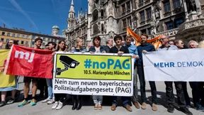 Tausende demonstrieren gegen neues Polizeigesetz