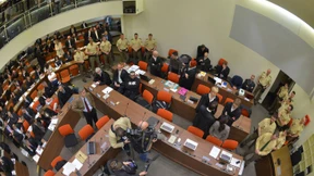 Fünf Dutzend Advokaten und ein roter Knopf