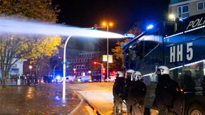 Polizei vertreibt Randalierer mit Wasserwerfern